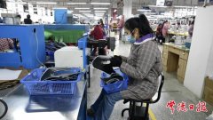 工人们身着统一工装