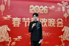 歌中细腻描摹家乡的戏楼、梯田、青石板路、纺