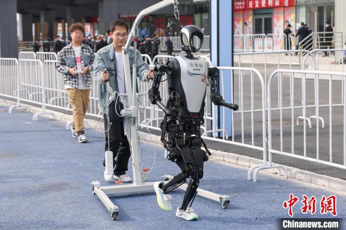 全球首个人形机器人半马挑战：耐热、通信与续