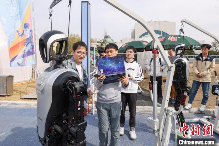 全球首个人形机器人半马挑战：耐热、通信与续