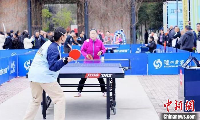 奥运冠军陈龙灿携手成都居民共赴乒乓球盛宴