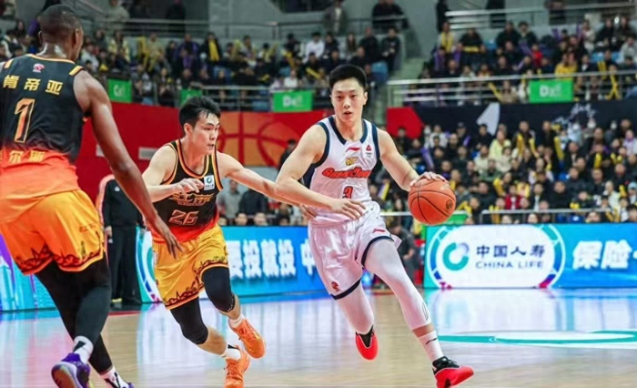 深圳队力克江苏登顶联赛第三，贺希宁31分创本土