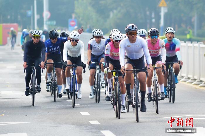 环半岛自行车赛青岛崂山开赛 山海赛道引骑行热