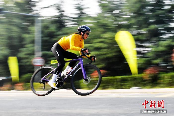环半岛自行车赛青岛崂山开赛 山海赛道引骑行热