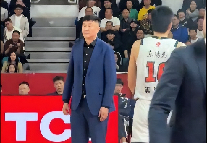 焦泊乔与杜锋冲突升级，广东队内部矛盾浮现