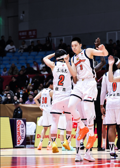 胡明轩爆发率广东客场大胜追平总比分 5年前同日
